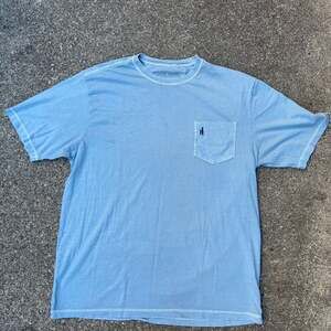 Johnnie-O Dale 2.0 Short Sleeve Pocket T-Shirt in Maliblu XL